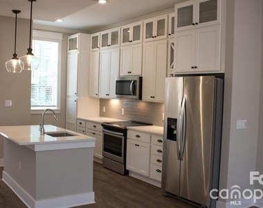 17014 Fairmount Way - Photo Thumbnail 6