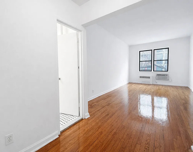 404 East 75th Street - Photo Thumbnail 2