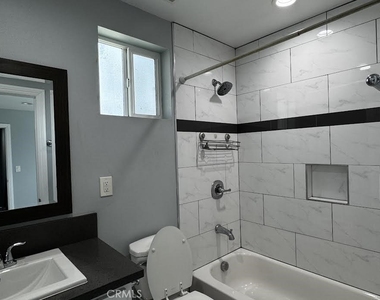 433 1/2 E 30th - Photo Thumbnail 8