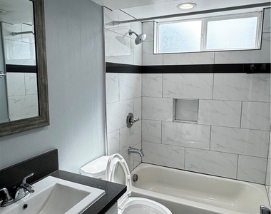 433 1/2 E 30th - Photo Thumbnail 4