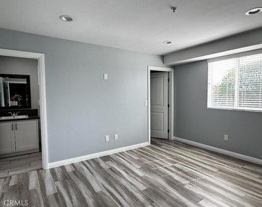 433 1/2 E 30th - Photo Thumbnail 7