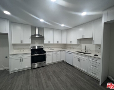581 Bonita Street - Photo Thumbnail 2