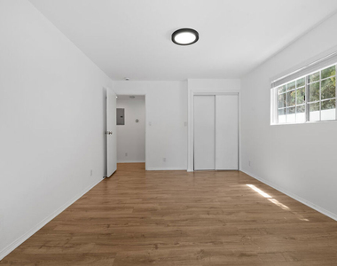 5541 Fallbrook Avenue - Photo Thumbnail 12