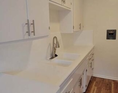 1352 N Citrus Avenue - Photo Thumbnail 3