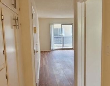 1352 N Citrus Avenue - Photo Thumbnail 13