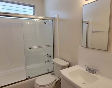 1352 N Citrus Avenue - Photo Thumbnail 12