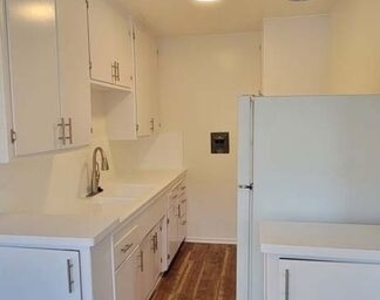 1352 N Citrus Avenue - Photo Thumbnail 5