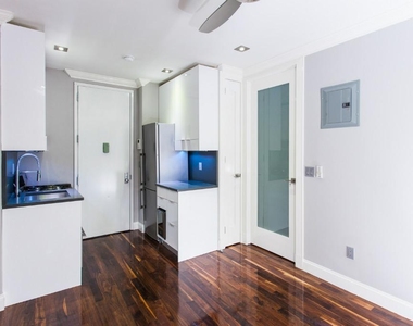 250 E 50th St - Photo Thumbnail 3