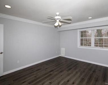 524 Tudor Lane - Photo Thumbnail 7