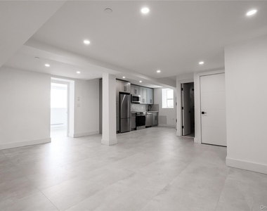 315 Bw W Broadway - Photo Thumbnail 4