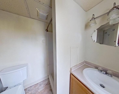 1819 W Market Street - Photo Thumbnail 4