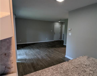 833 Applewood Lane - Photo Thumbnail 6