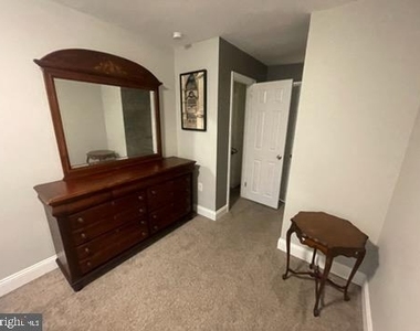 718 Selma Street - Photo Thumbnail 4