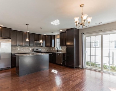 507 Lexington Mews - Photo Thumbnail 2