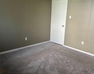 413 Gregorys Way - Photo Thumbnail 4