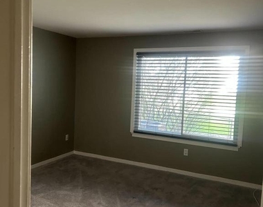413 Gregorys Way - Photo Thumbnail 5