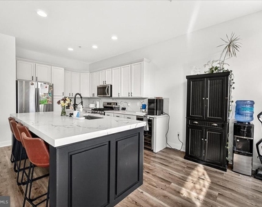 910 Featherstone Street - Photo Thumbnail 8