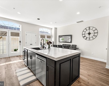 910 Featherstone Street - Photo Thumbnail 11