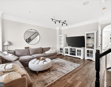 910 Featherstone Street - Photo Thumbnail 3