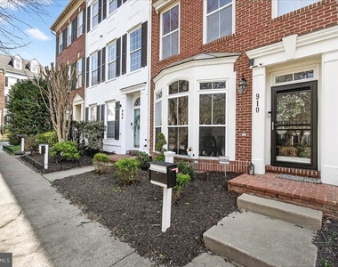 910 Featherstone Street - Photo Thumbnail 2