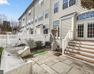 910 Featherstone Street - Photo Thumbnail 28