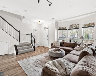 910 Featherstone Street - Photo Thumbnail 4