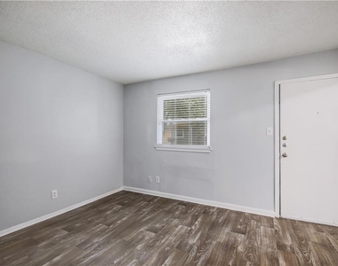 2401 Manor Rd - Photo Thumbnail 9