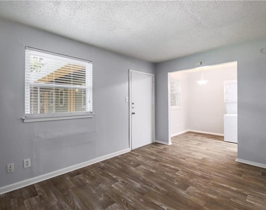 2401 Manor Rd - Photo Thumbnail 11