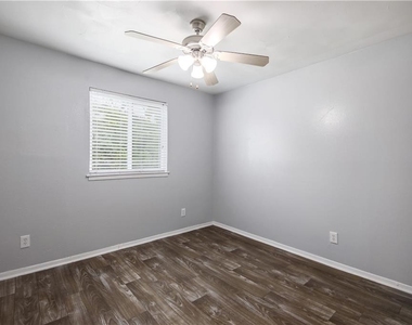 2401 Manor Rd - Photo Thumbnail 20