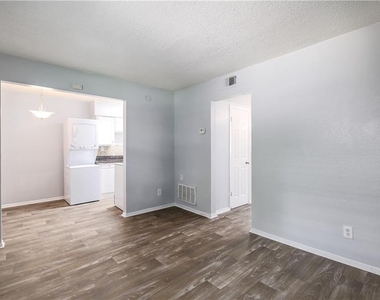 2401 Manor Rd - Photo Thumbnail 10