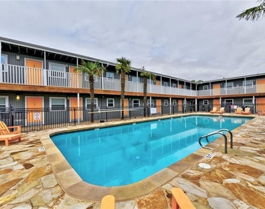 2401 Manor Rd - Photo Thumbnail 5