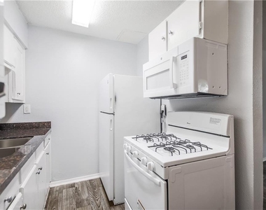 2401 Manor Rd - Photo Thumbnail 16