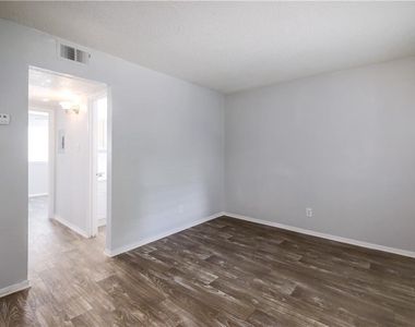 2401 Manor Rd - Photo Thumbnail 12