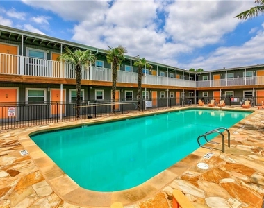 2401 Manor Rd - Photo Thumbnail 3
