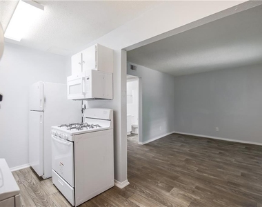 2401 Manor Rd - Photo Thumbnail 14