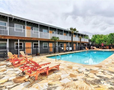 2401 Manor Rd - Photo Thumbnail 4