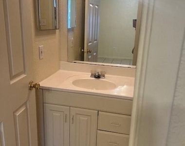 2204 Katy Ln - Photo Thumbnail 9