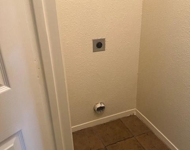 2204 Katy Ln - Photo Thumbnail 6