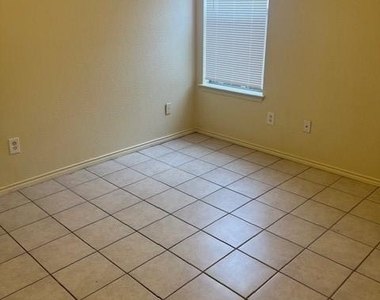 2204 Katy Ln - Photo Thumbnail 15