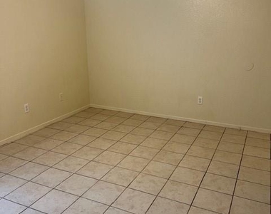 2204 Katy Ln - Photo Thumbnail 7