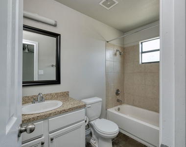 104 Castleberry Ct - Photo Thumbnail 5