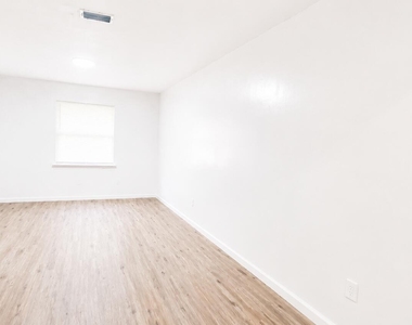 4727 Southern Pacific Drive - Photo Thumbnail 2