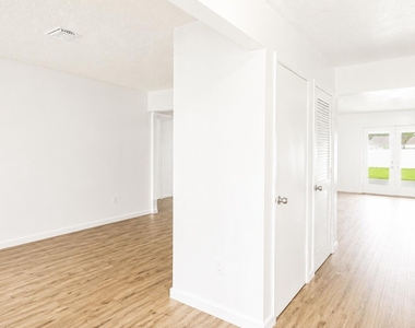4727 Southern Pacific Drive - Photo Thumbnail 1