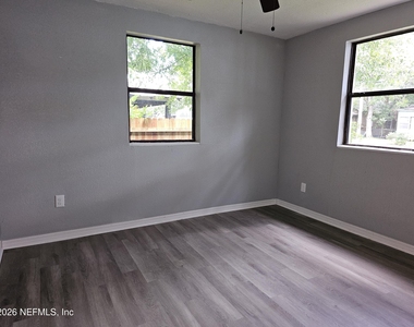 1407 W 31st Street - Photo Thumbnail 3