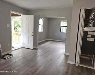 1407 W 31st Street - Photo Thumbnail 2