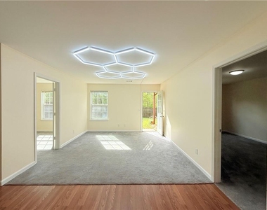 893 Hawthorn Lane - Photo Thumbnail 3