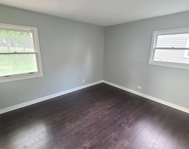 202 E Streamwood Boulevard - Photo Thumbnail 4