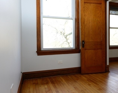 2318 S Marshall Boulevard - Photo Thumbnail 4