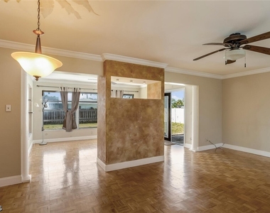 806 Entrada Drive N - Photo Thumbnail 7