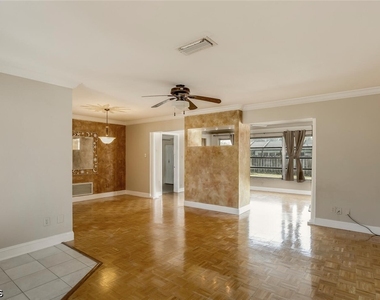 806 Entrada Drive N - Photo Thumbnail 5